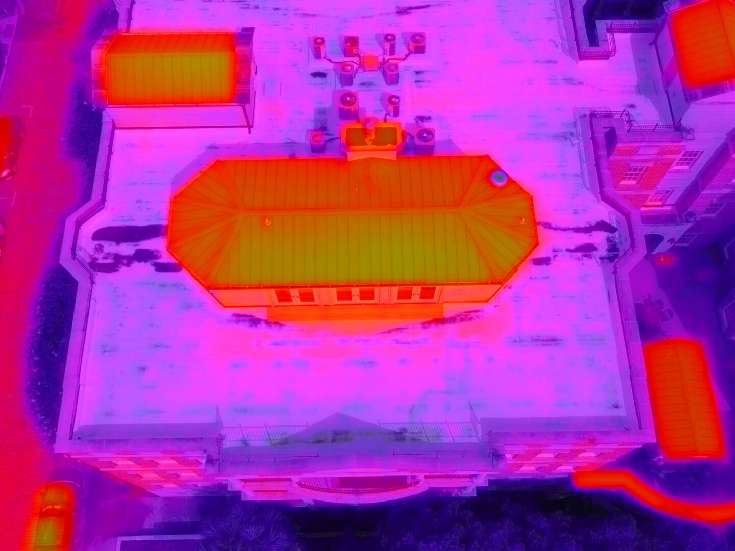 A thermal image of an area with buildings.